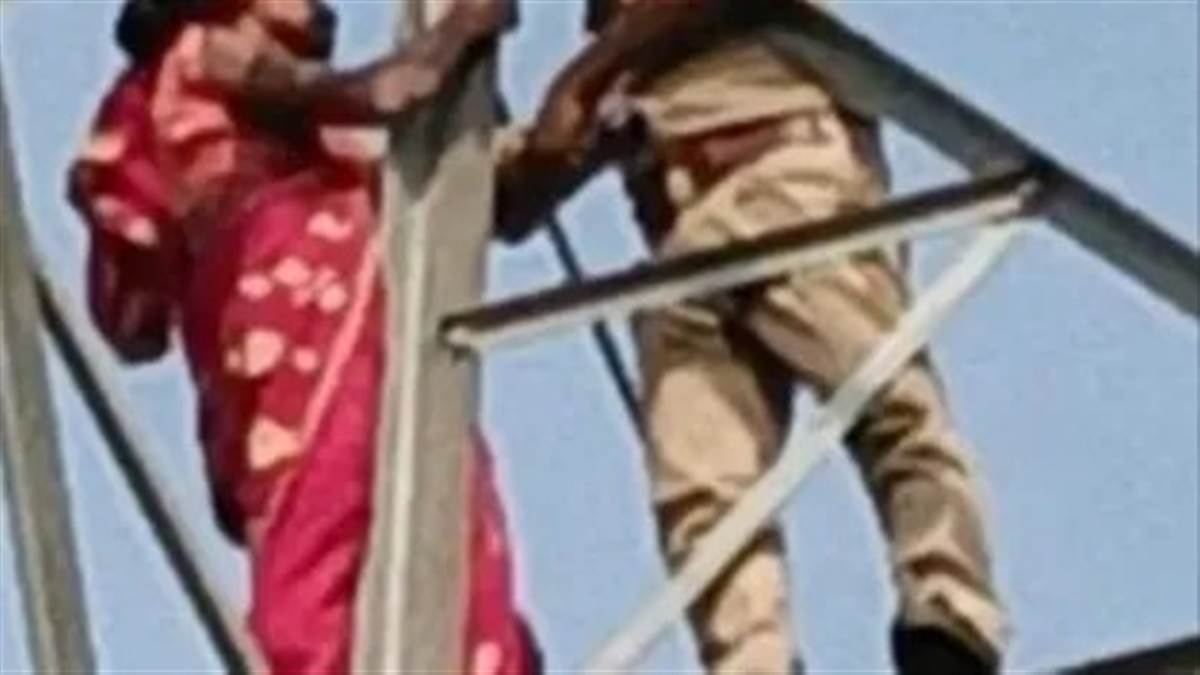 यूपी में जिस प्रेमी को दुष्कर्म के आरोप में भिजवाया जेल, अब रिहाई के लिए टावर पर चढ़ी महिला