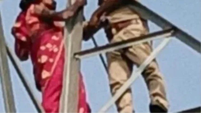 यूपी में जिस प्रेमी को दुष्कर्म के आरोप में भिजवाया जेल, अब रिहाई के लिए टावर पर चढ़ी महिला