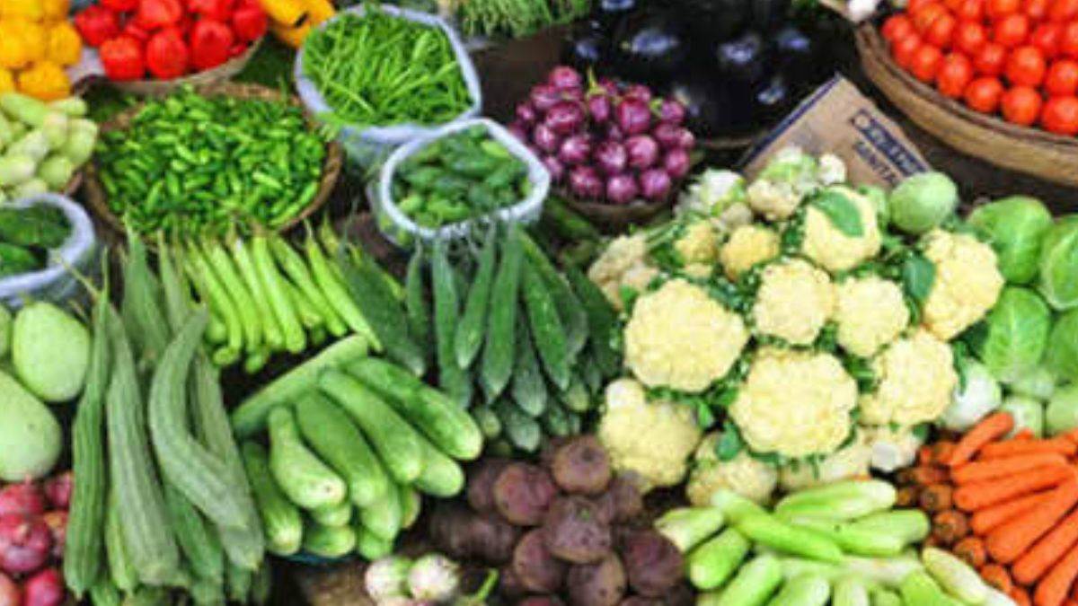 Raipur Vegetable Market अदरक 200 रुपये पार, मिर्ची हुई और तीखी, कीमत