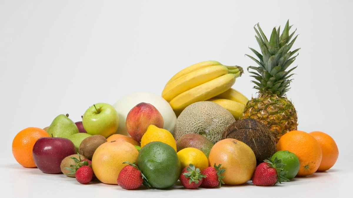 Seasonal Fruits: गर्मियों में खूब खाएं ये 7 मौसमी फल, थकान और कमजोरी रहेंगी कोसों दूर