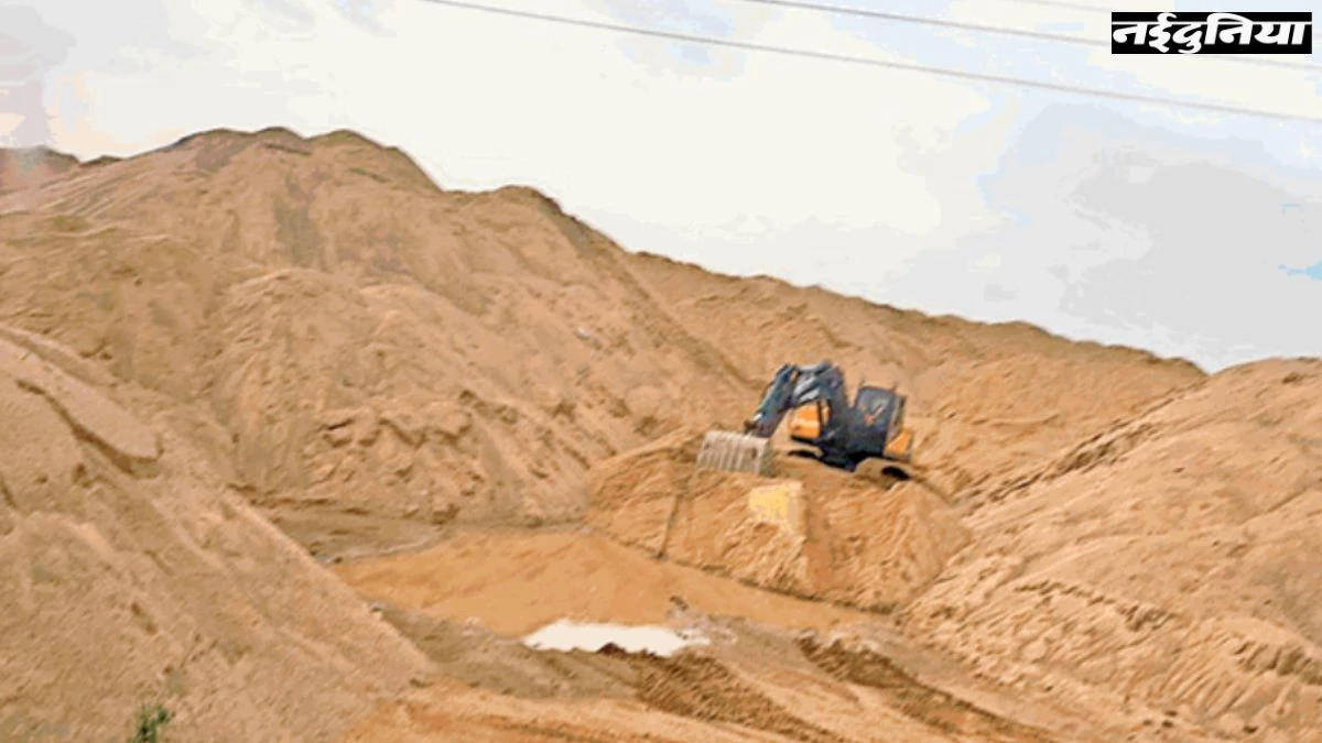 Illegal Sand Storage: महानदी के तट पर 20 करोड़ से अधिक के रेत का अवैध भंडारण, आंख मूंदकर बैठा प्रशासन