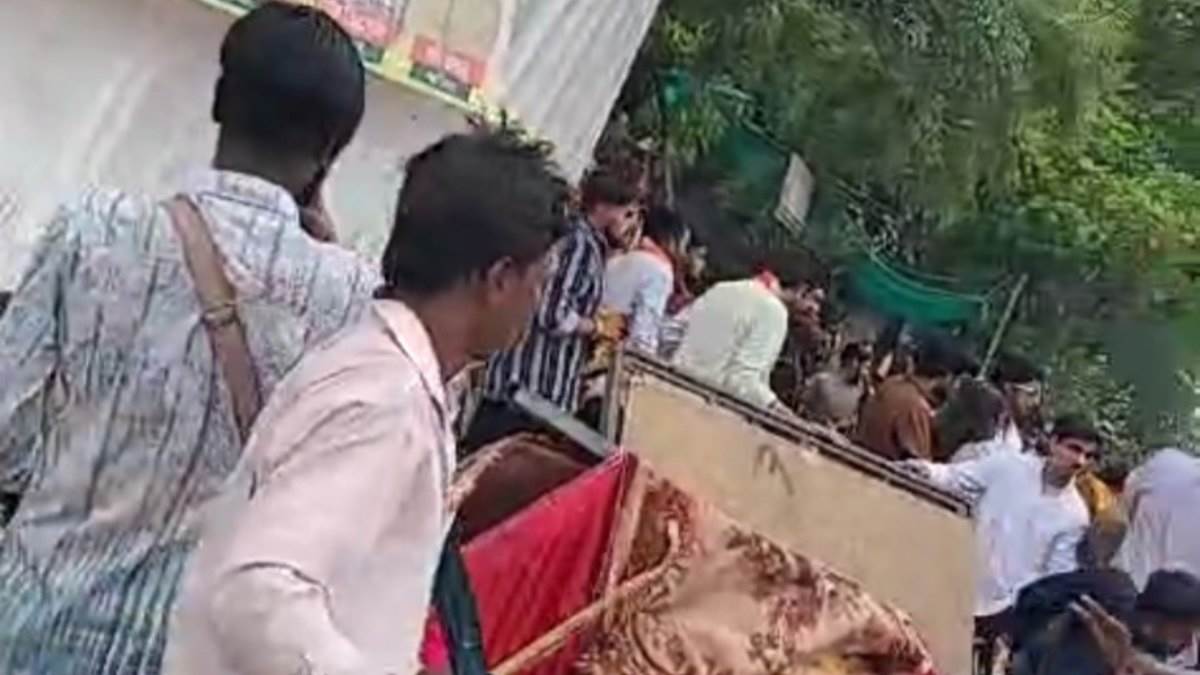 राजगढ़ में भाजयुमो का शक्ति प्रदर्शन पड़ा भारी: मंच टूटने से गिरे प्रदेशाध्यक्ष; भीड़ में जिलाध्यक्ष पद के दावेदार की कटी ₹1.10 लाख की जेब