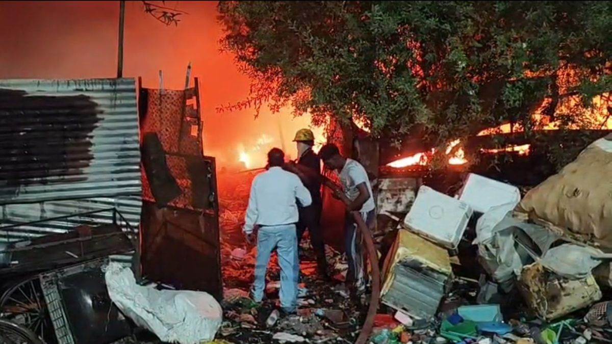 जबलपुर की गढ़ा पुरवा बस्ती के पास गोदाम में आग, लपटेें आधा किमी दूर तक नजर आईं