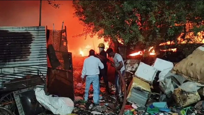 जबलपुर की गढ़ा पुरवा बस्ती के पास गोदाम में आग, लपटेें आधा किमी दूर तक नजर आईं