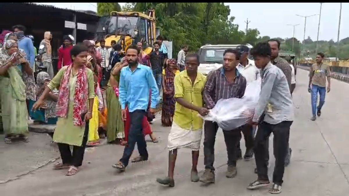शहडोल में बंद कोयला खदान में नहाने गए युवक की डूबने से मौत, गेट पर शव रखकर परिजनों का प्रदर्शन, मुआवजे की मांग पर अड़े