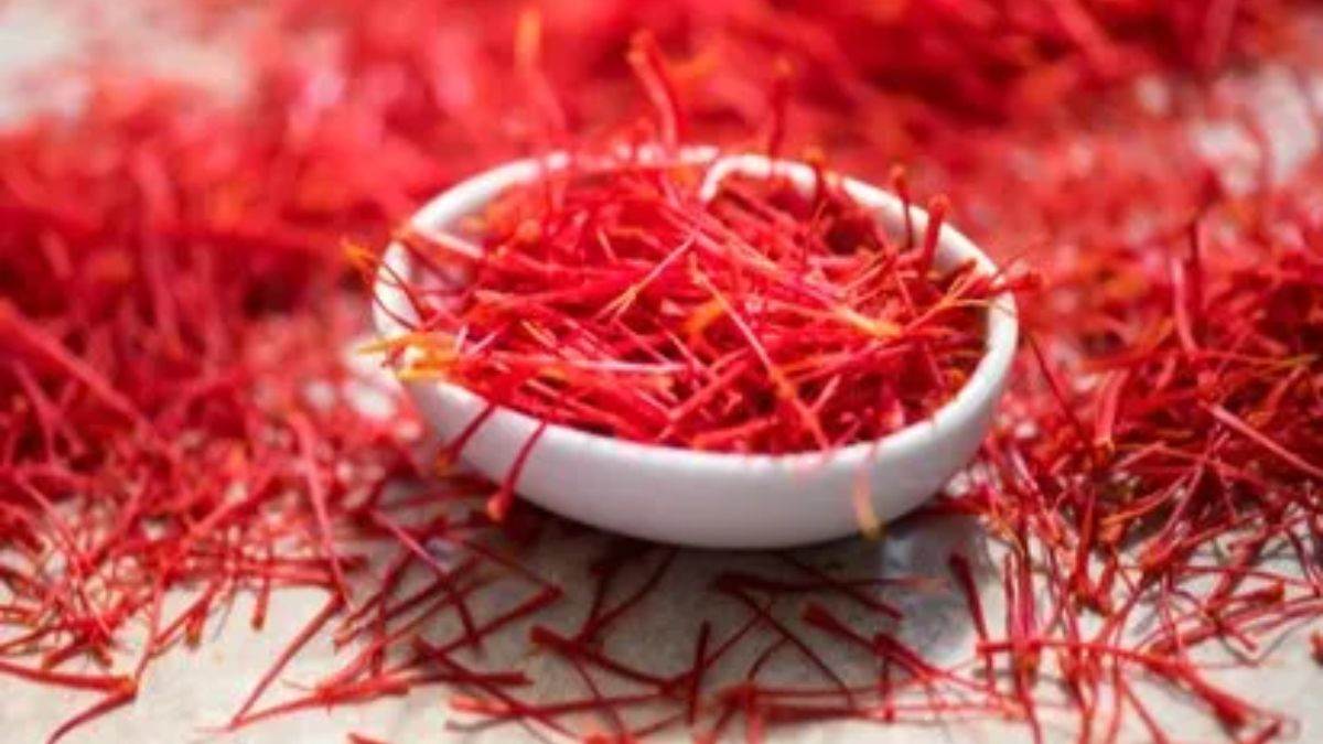 Saffron Tilak Benefits मस्तक पर लगाएं केसर का तिलक, कुंडली में गुरु