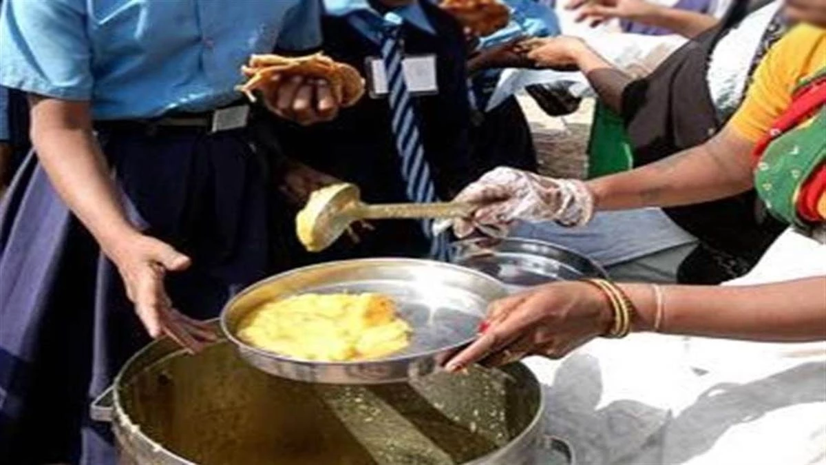 चंबल में छुआछूत का दंश : आदिवासी रसोईया के हाथ का बना खाना नहीं खाते दूसरी जाति के बच्चे