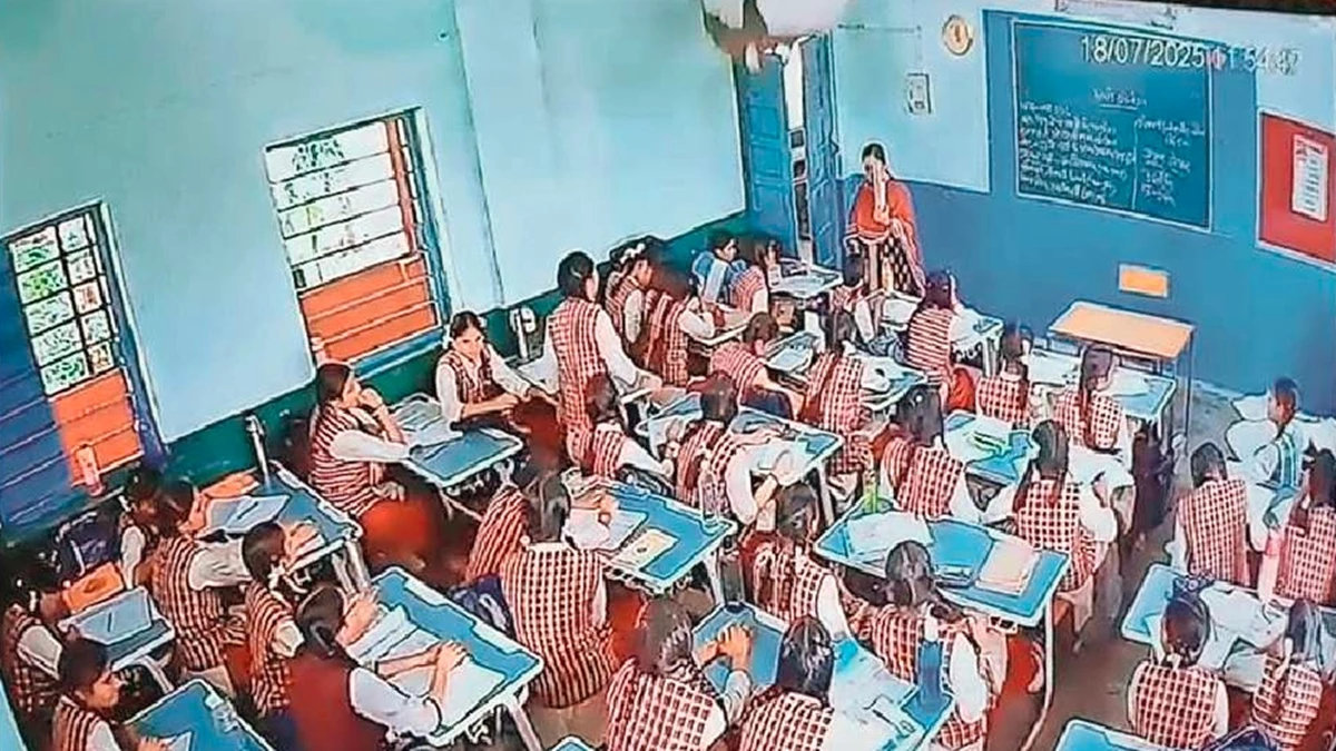 भोपाल में पीएमश्री एमएलबी स्कूल की क्लास में गिरा छत का प्लास्टर, दो छात्राएं घायल