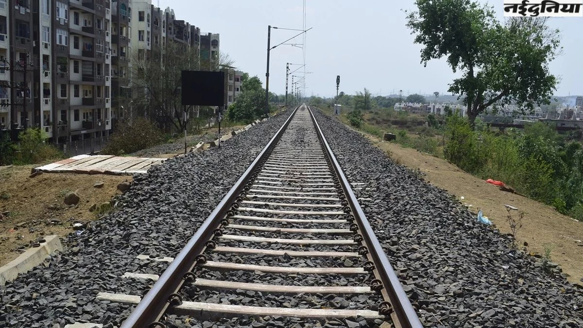 उज्जैन में रेलवे ट्रैक पर रील बनाना पड़ गया दो यूट्यूबर्स को भारी, RPF के जवानों ने किया गिरफ्तार