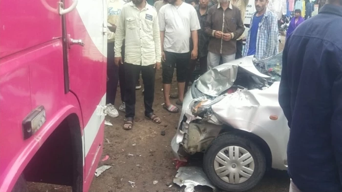 इंदौर में पार्षद की बस ने कार-रिक्शा और बाइक को टक्कर मारी, मोबाइल पर बात कर रहा था ड्राइवर