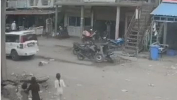 भोपाल में दिल दहला देने वाला हादसा... दुकान के बाहर खेल रही मासूम सड़क पर गिरी, SUV ने 10 फीट घसीटा, मौके पर ही मौत