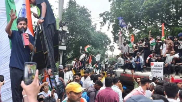 अभिजीत दीपके को हिरासत में लिया, CJP का 'चलो संसद' मार्च के चलते दिल्ली पुलिस अलर्ट; प्रदर्शनकारियों पर आंसू गैस के गोले दागे... इंटरनेट बंद