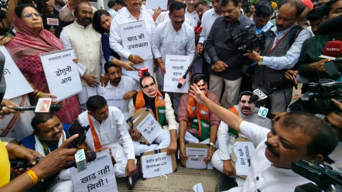 खाद-बीज संकट को लेकर कांग्रेस का मप्र विधानसभा के बाहर प्रदर्शन, गांधी प्रतिमा के सामने दिया धरना