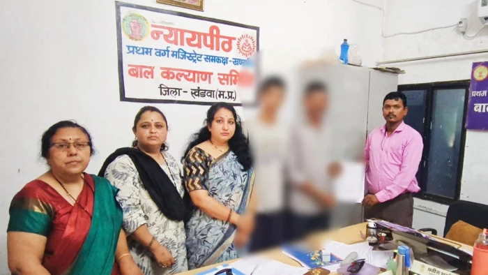 मां, आज खाने में क्‍या बनाओगे, मैं घर आ रहा हूं, भावुक होकर छात्रावास से दीवार फांदकर भागा लड़का, मां-बाप को सौंपा गया