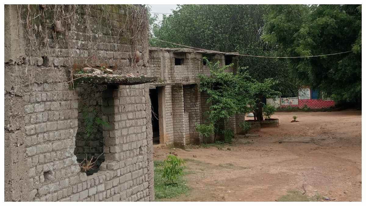 कोरबा में सरकारी तंत्र की लापरवाही: भारी वर्षा के बीच स्कूल परिसर के जर्जर भवनों के ढहने की आशंका
