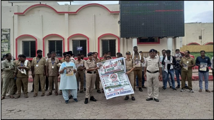 भोपाल रेल पुलिस की अनूठी पहल, रानी कमलापति स्टेशन पर गूंजा नारा- नशे से दूरी है जरूरी, GRP ने बनाई विशाल मानव श्रृंखला