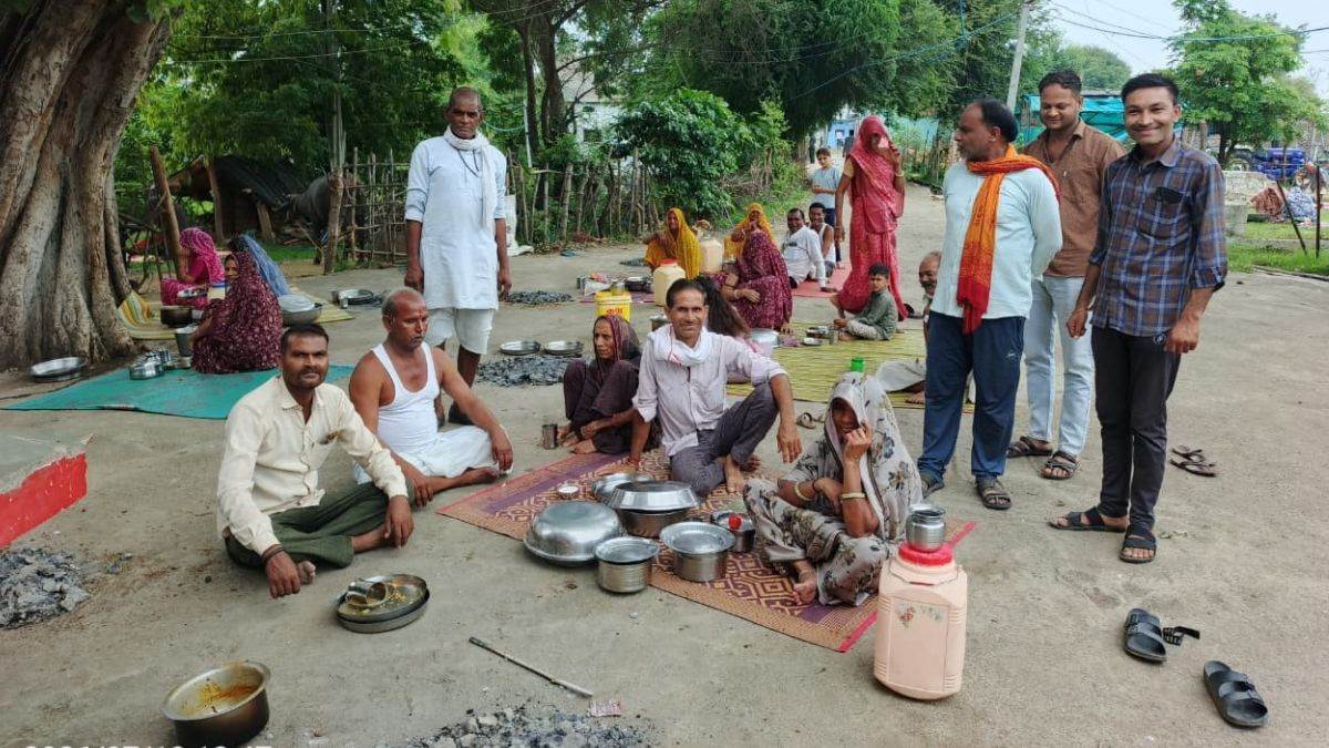 खेतों में पड़ी दरारें, आसमान पर टिकीं निगाहें; इंद्रदेव को प्रसन्न करने गांव के बाहर सामूहिक भोजन बना रहे राजगढ़ के किसान