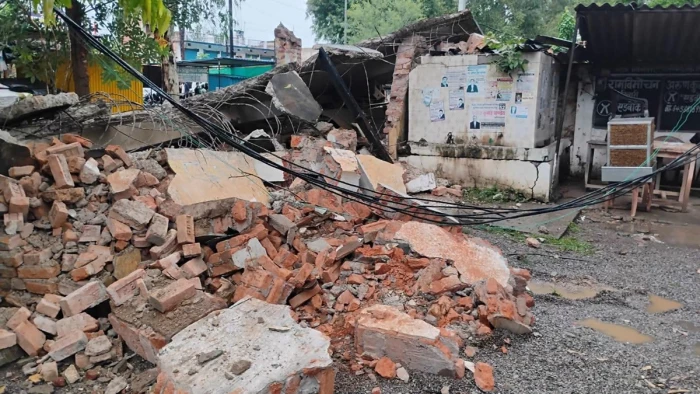 सीधी के रामपुर में तेज बारिश में जर्जर दीवार गिरने से दो लोगों की मौत,दो घायल