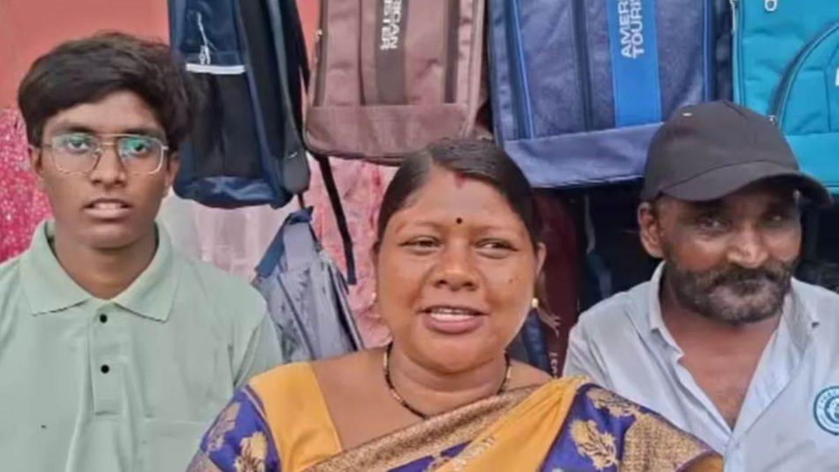 Success Story : पिता फुटपाथ पर लगाते हैं स्कूल बैग की दुकान, बेटे ने गरीबी को हराकर पहली बार में पास किया नीट एग्जाम