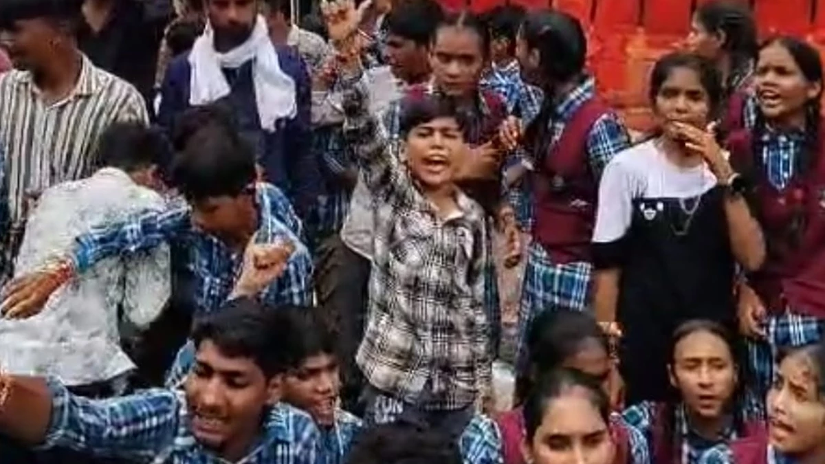 देवास के खातेगांव में सीएम राइज स्कूल के बच्चे बस चालू करने की मांग करते हुए सड़क पर उतरे