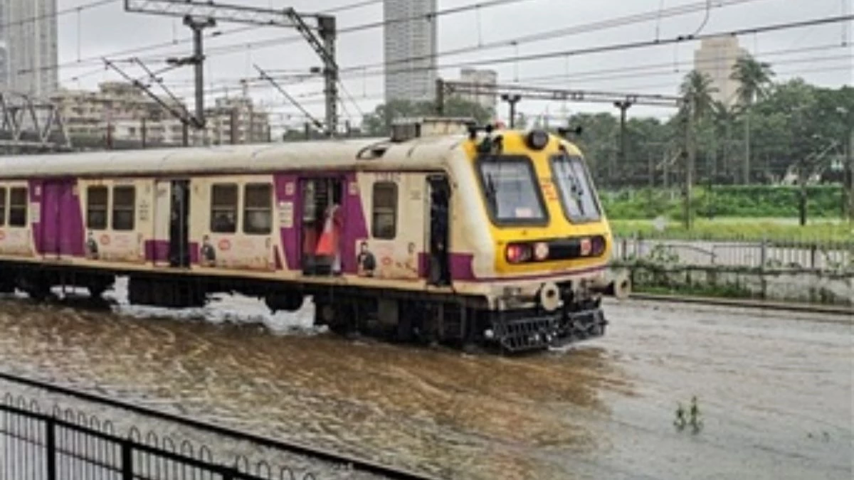 Weather Update: मुंबई में सैलाब जैसे हालात...ट्रेन-फ्लाइट से लेकर स्कूल-कॉलेज बंद, क्या दिल्ली में आएगी बाढ़? UP के इन जिलों में रेड अलर्ट