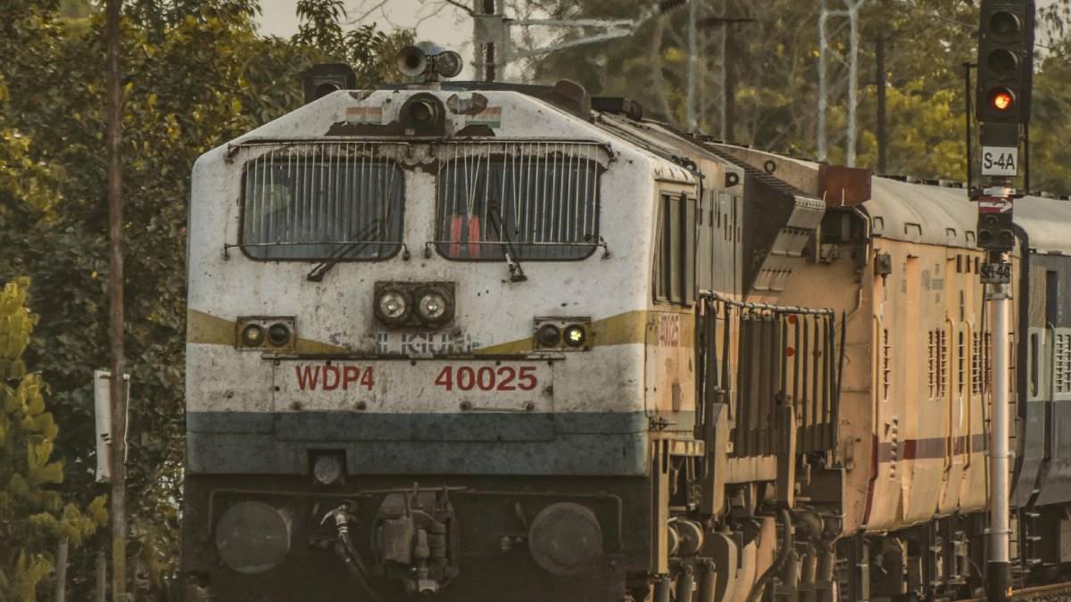 रेलवे के नियमों में बड़ा बदलाव; तय सीमा से ज्यादा सामान ले जाने पर लगेगा भारी शुल्क और जुर्माना