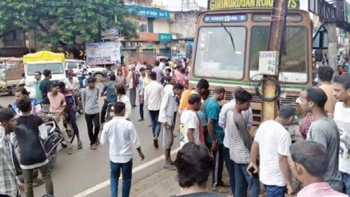 टैंकर की चपेट से स्कूटी सवार दिव्यांग की दर्दनाक मौत, पुलिस ने हिरासत में लिया चालक