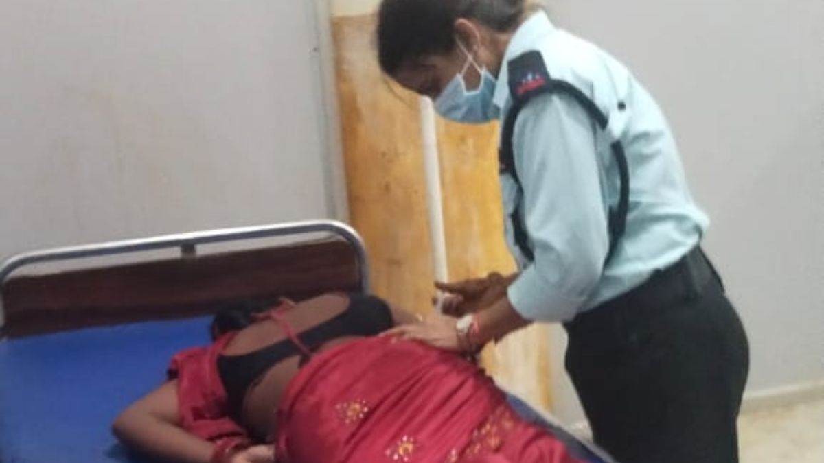महिला गार्ड ने मरीज को लगाया इंजेक्शन, कलेक्टर ने थमाया नोटिस - Woman guard  gave injection to patient collector gave notice in Chhattisgarh