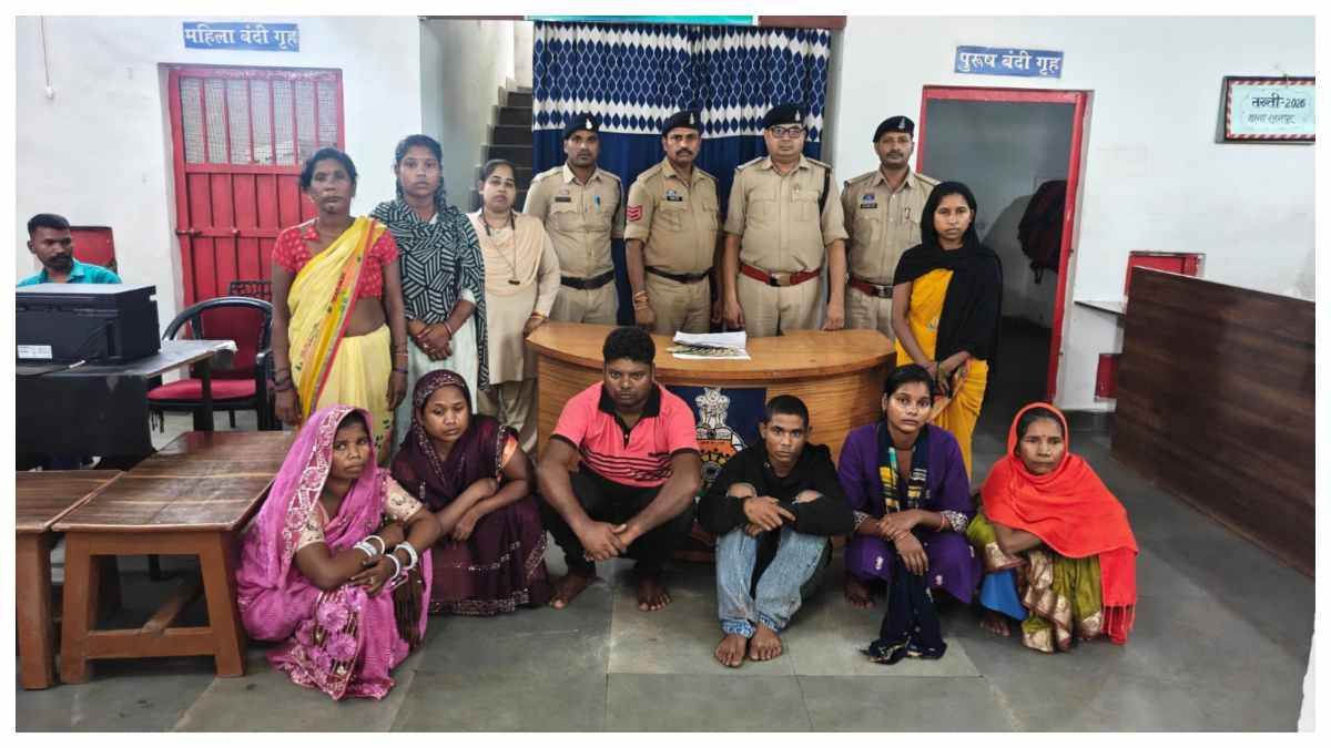 चलती बस में झपटमारी करने वाले गिरोह का पर्दाफाश, कोरबा से 7 महिलाओं समेत 9 गिरफ्तार, 8 हजार रुपये जब्त