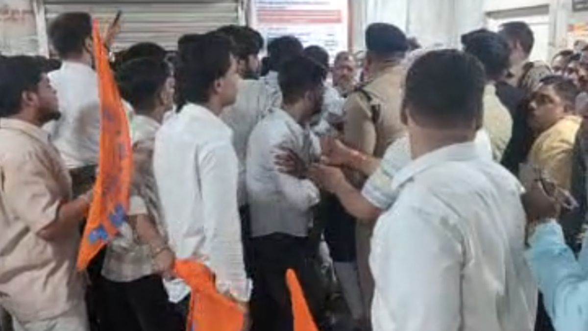 DPI भोपाल में भारी हंगामा... ABVP कार्यकर्ताओं ने आयुक्त कक्ष में की धक्का-मुक्की, कर्मचारियों का कार्य बहिष्कार