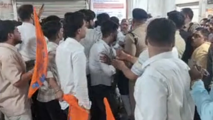 DPI भोपाल में भारी हंगामा... ABVP कार्यकर्ताओं ने आयुक्त कक्ष में की धक्का-मुक्की, कर्मचारियों का कार्य बहिष्कार