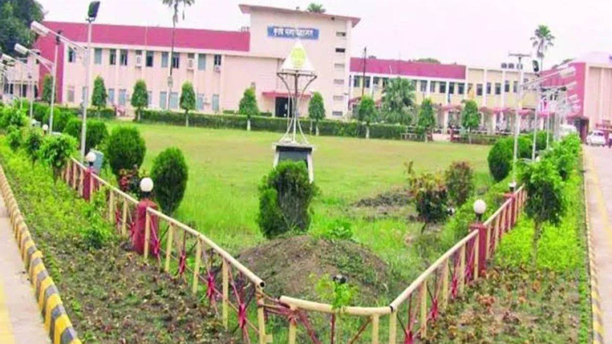 छत्तीसगढ़ में परीक्षा से 2 घंटे पहले वाट्सएप पर पहुंचा पेपर, IGKV में परीक्षा रद, इन कॉलेजों के विद्यार्थी प्रभावित