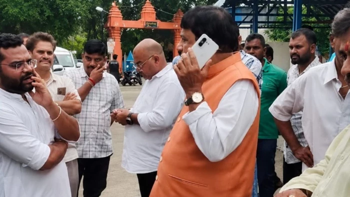 अंत्येष्टि में जा रहे थे भोपाल सांसद आलोक शर्मा, 2 घंटे जाम में फंसे; फोन कर कलेक्टर-सीपी को मौके पर बुलाया