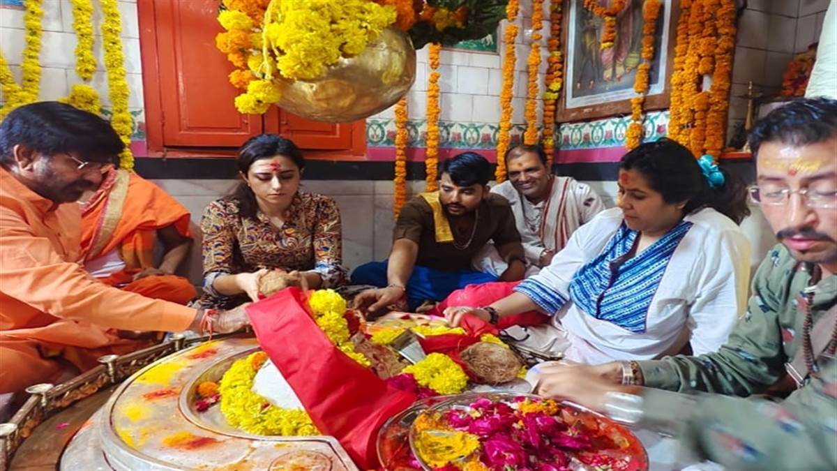 उज्‍जैन के मंगलनाथ मंदिर में फिल्म निर्माता एकता कपूर ने की भातपूजा -  Filmmaker Ekta Kapoor performs Bhat Puja at Mangalnath Temple in Ujjain