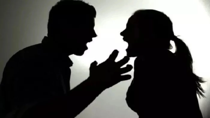 रोटी न देने पर पति ने पत्नी पर फावडे़ से किया हमला, पत्नी की मौत, आरोपी को पुलिस ने गिरफ्तार किया