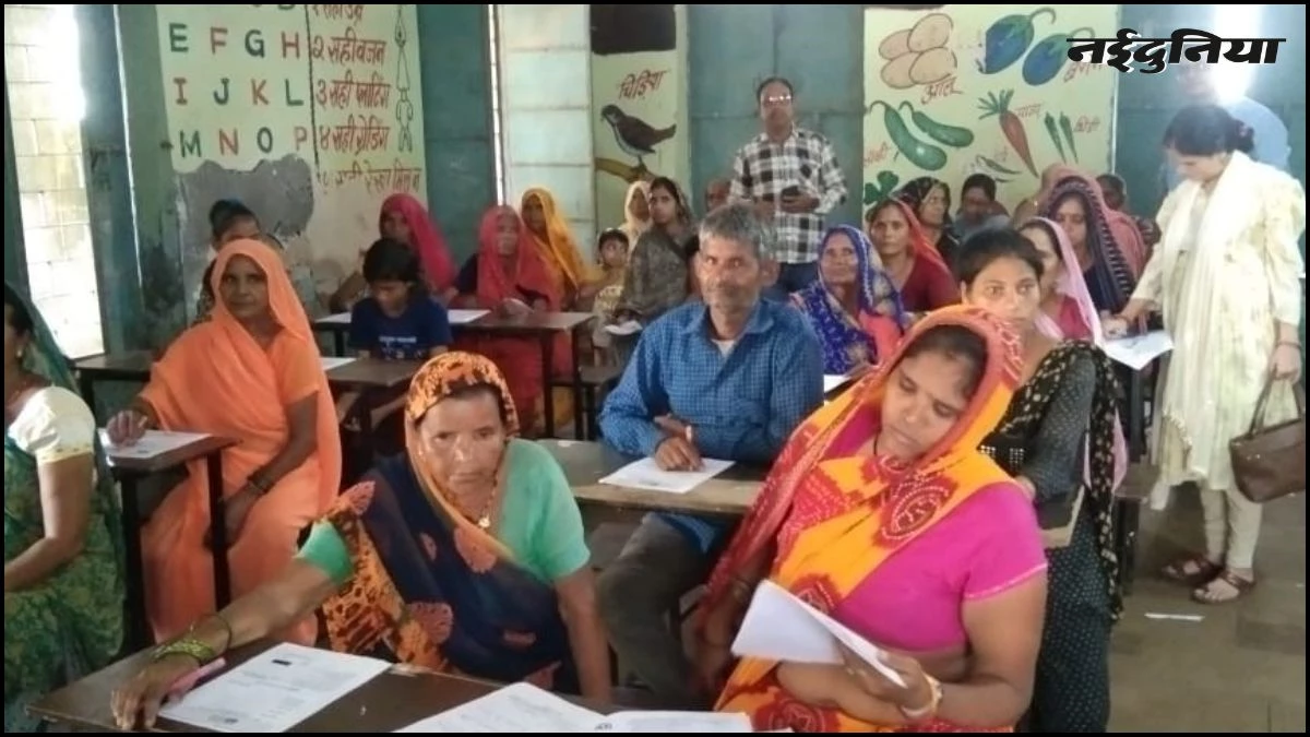MP में दिखा अजब-गजब नजारा... सास-बहू ने दी एक साथ परीक्षा, तो दादा-पोते ने भी हल किया पर्चा