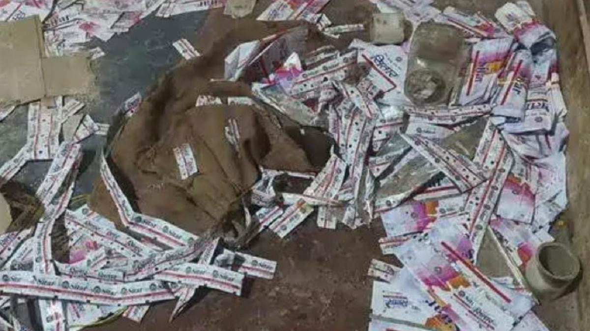 कुम्हारी में अवैध गुटखा फैक्ट्री पर जीएसटी की दबिश, दो मशीन और 30 बोरा गुटखा...