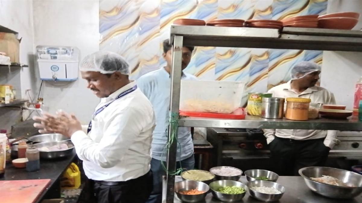 धमतरी में सखी कैफे की रसोई में मिली गंदगी, खाद्य विभाग ने लिया कड़ा एक्शन, लाइसेंस निलंबित