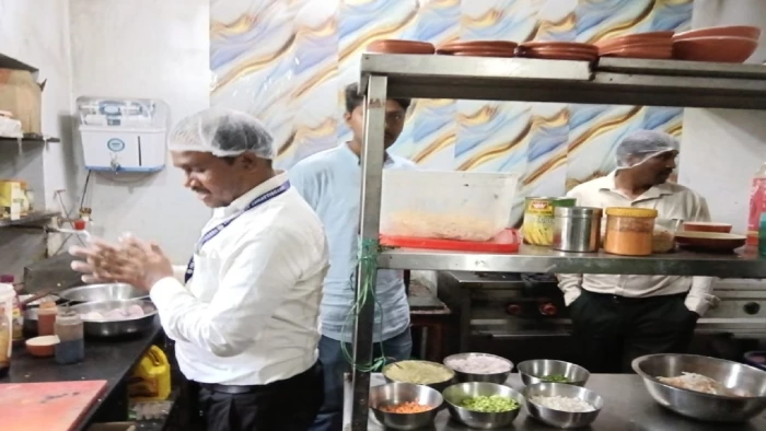 धमतरी में सखी कैफे की रसोई में मिली गंदगी, खाद्य विभाग ने लिया कड़ा एक्शन, लाइसेंस निलंबित