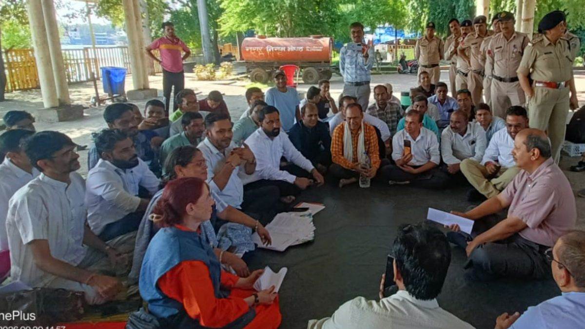 भोपाल में 5वें दिन भी डटे अतिथि विद्वान; गिटार बजाकर प्रदर्शन, हायर एजुकेशन कमिश्नर ने दिया आश्वासन