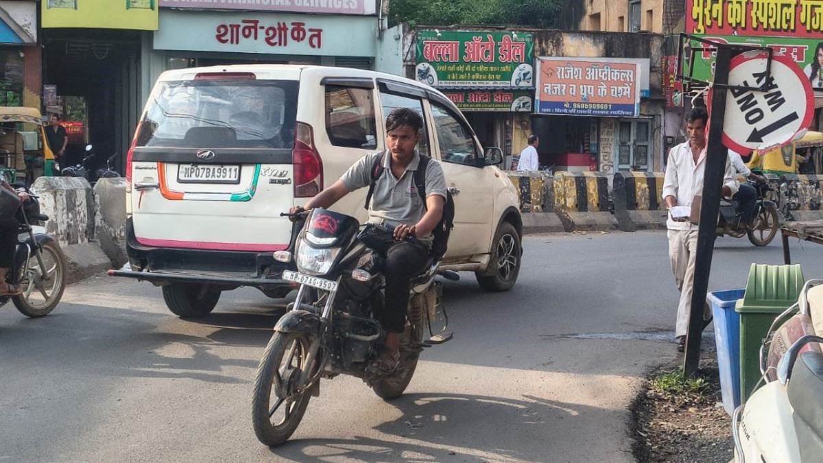 ग्वालियर में कागजों में सिमटे 19 वन-वे, दोनों तरफ से दौड़ रहे वाहन, त्योहारी सीजन में दिनभर लग रहा ट्रैफिक जाम