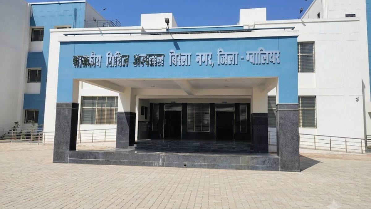 ग्वालियर के सिविल अस्पताल में मशीनें आ गईं, फिर भी शुरू नहीं हुई पैथोलॉजी लैब, रिपोर्ट के इंतजार में भटक रहे लोग