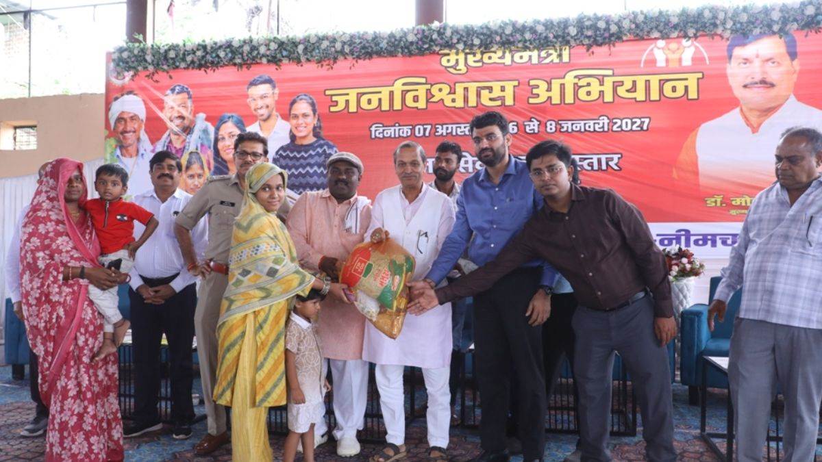 जनविश्वास शिविर में बिफरे विधायक ओमप्रकाश सकलेचा, गुस्से से रखा माइक, नीमच जिले के अधिकारियों को लगाई फटकार