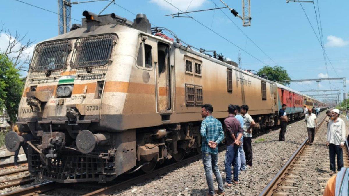 इटारसी आउटर पर कुशीनगर एक्सप्रेस के इंजन से उठा धुआं; मची अफरा-तफरी, डेढ़ घंटे ठप रहा रेल यातायात