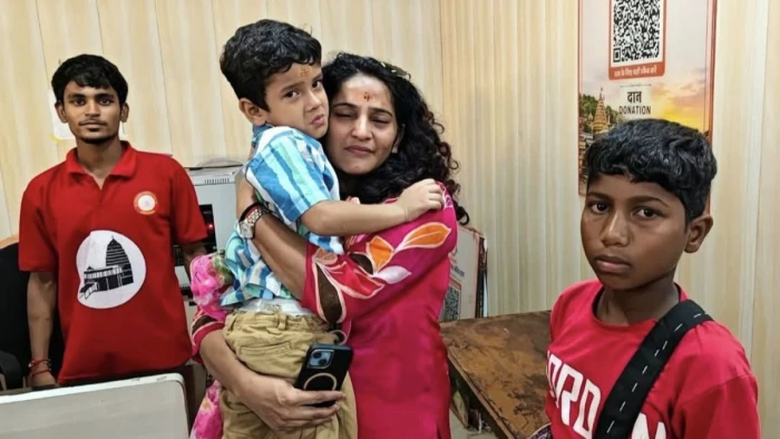ओंकारेश्वर में स्वजन से भीड़ में बिछड़ा मासूम, स्थानीय बालक ने दिखाई समझदारी; मां से मिलाया