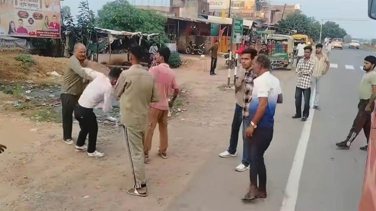 शिवपुरी में बस नहीं रोकने पर दबंगों ने कंडक्टर को दौड़ा-दौड़ाकर पीटा,...