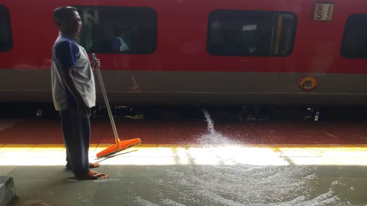 बिलासपुर रेलवे स्टेशन पर कोच में भराते ही प्लेटफार्म पर बहता है पानी