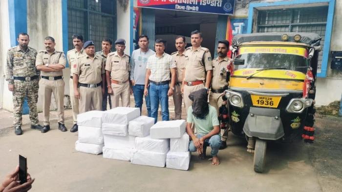 ऑटो रिक्शा में भरकर ले जा रहा था 114 लीटर शराब, उसे लगा नहीं आएगा पकड़ में, लेकिन पुलिस ने धर दबोचा