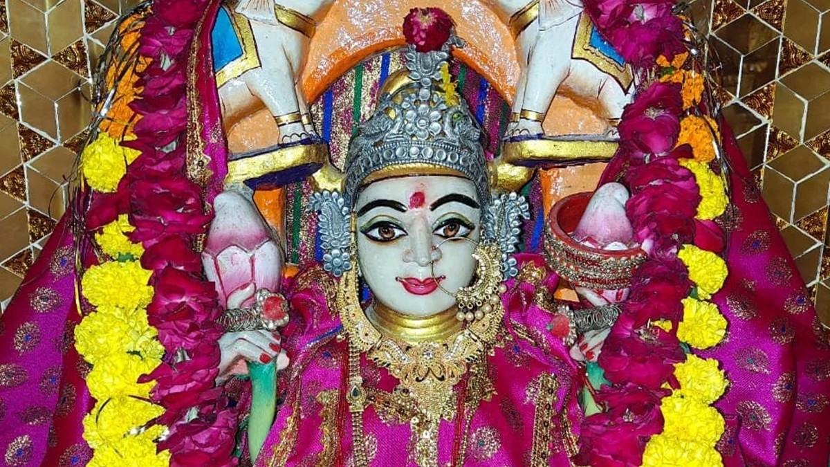 Diwali 2025: मंदसौर जिले के महालक्ष्मी मंदिर में माता को पोशाक भेंट करने के लिए साल 2065 तक की वेटिंग