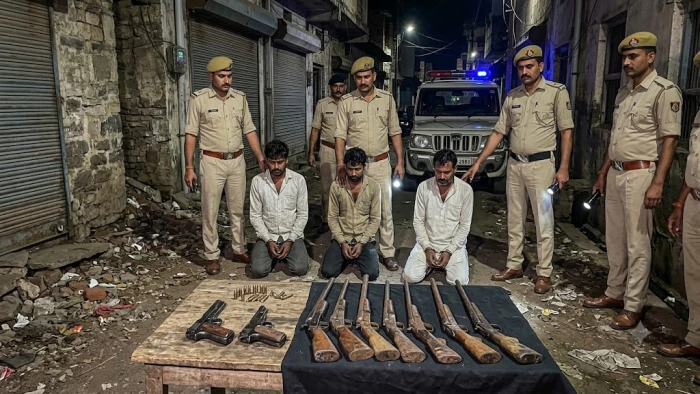 धार में अवैध हथियारों की खरीद-फरोख्त करते तीन गिरफ्तार, दो देशी पिस्टल और आठ कट्टे बरामद